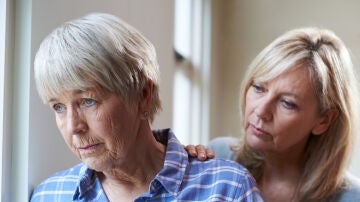 Mujer con demencia acompa&ntilde;ada