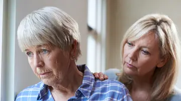 Mujer con demencia acompañada Mujer con demencia acompañada