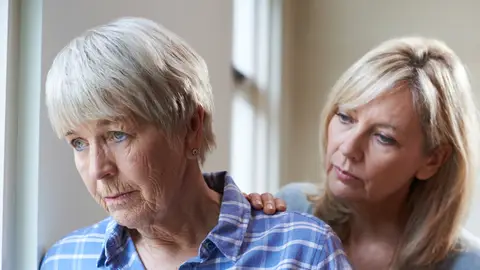 Mujer con demencia acompañada Mujer con demencia acompañada