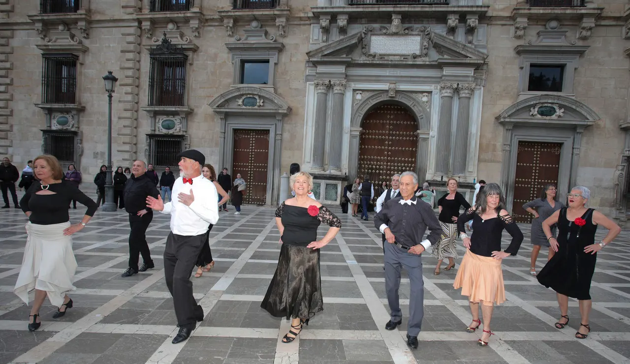 Bailar para ganar vida: la receta de un grupo de mayores en Granada contra la soledad