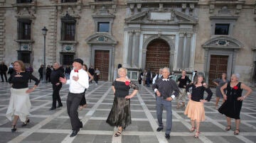 Bailar para ganar vida: la receta de un grupo de mayores en Granada contra la soledad 