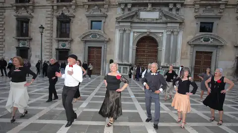 Bailar para ganar vida: la receta de un grupo de mayores en Granada contra la soledad Bailar para ganar vida: la receta de un grupo de mayores en Granada contra la soledad