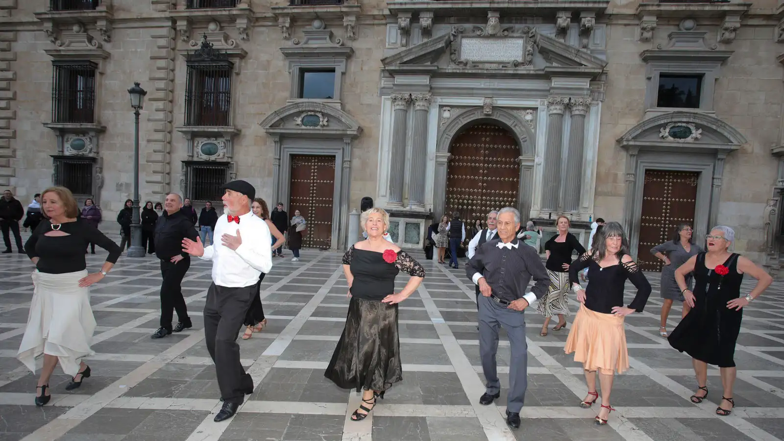Bailar para ganar vida: la receta de un grupo de mayores en Granada contra la soledad