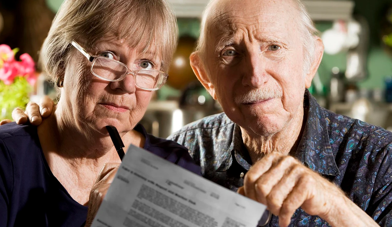 Edadismo y seguros: las pólizas de salud, decesos, vida o el coche, las que peor tratan a los sénior
