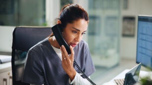 Mujer hablando por tel&eacute;fono