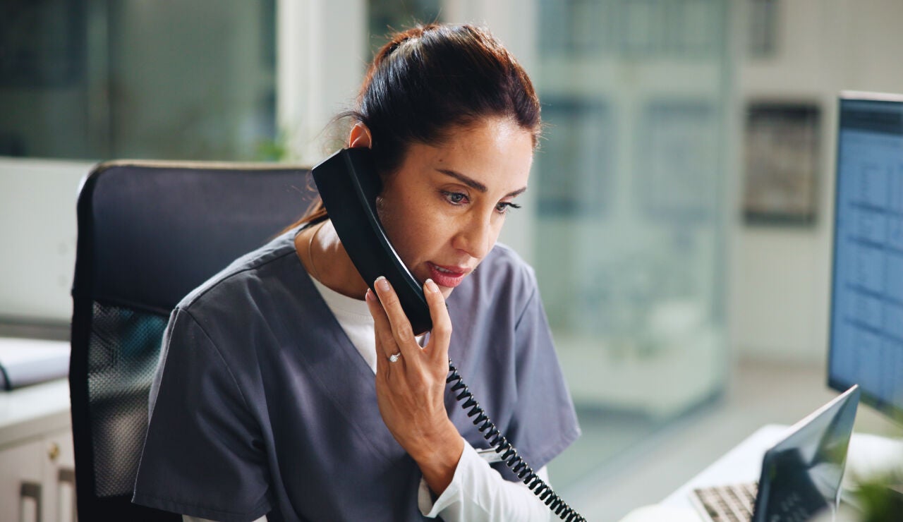 Mujer hablando por tel&eacute;fono