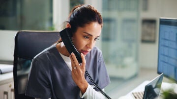 Mujer hablando por tel&eacute;fono