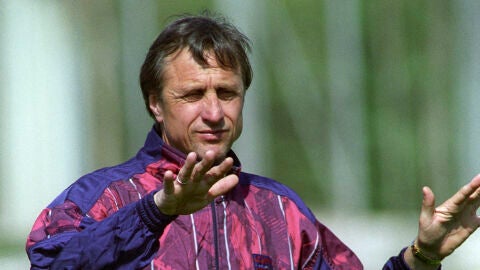 Johan Cruyff dirigiendo un entrenamiento
