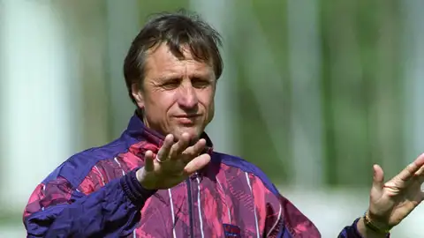 Johan Cruyff dirigiendo un entrenamiento Johan Cruyff dirigiendo un entrenamiento