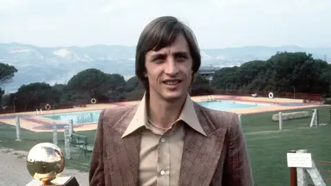 Johan Cruyff posando con el Balón de Oro Johan Cruyff posando con el Balón de Oro