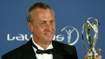 Johan Cruyff con el Premio Laureus por su Trayectoria Profesional