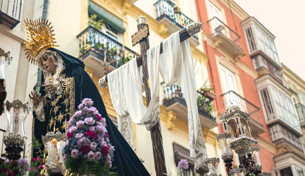 Procesión de Semana Santa en Málaga con la Virgen María y la cruz, España