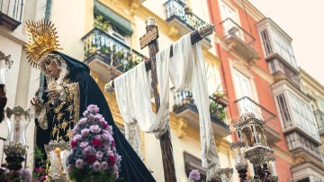Procesi&oacute;n de Semana Santa en M&aacute;laga con la Virgen Mar&iacute;a y la cruz, Espa&ntilde;a