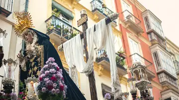 Procesión de Semana Santa en Málaga con la Virgen María y la cruz, España Procesión de Semana Santa en Málaga con la Virgen María y la cruz, España