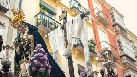 Procesión de Semana Santa en Málaga con la Virgen María y la cruz, España Procesión de Semana Santa en Málaga con la Virgen María y la cruz, España