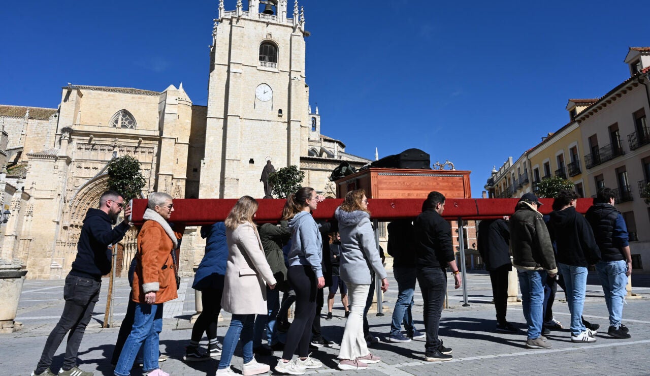 Mujeres practicando para una procesi&oacute;n