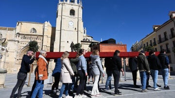 Mujeres practicando para una procesi&oacute;n