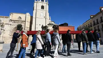 Mujeres practicando para una procesión Mujeres practicando para una procesión