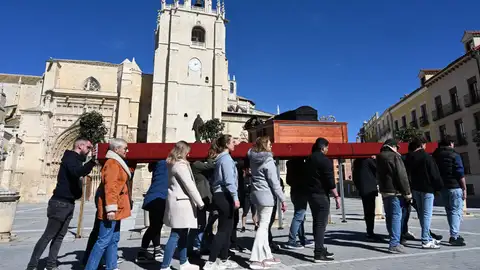 Mujeres practicando para una procesión Mujeres practicando para una procesión