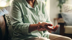 Mujer mayor con artrosis en la mu&ntilde;eca