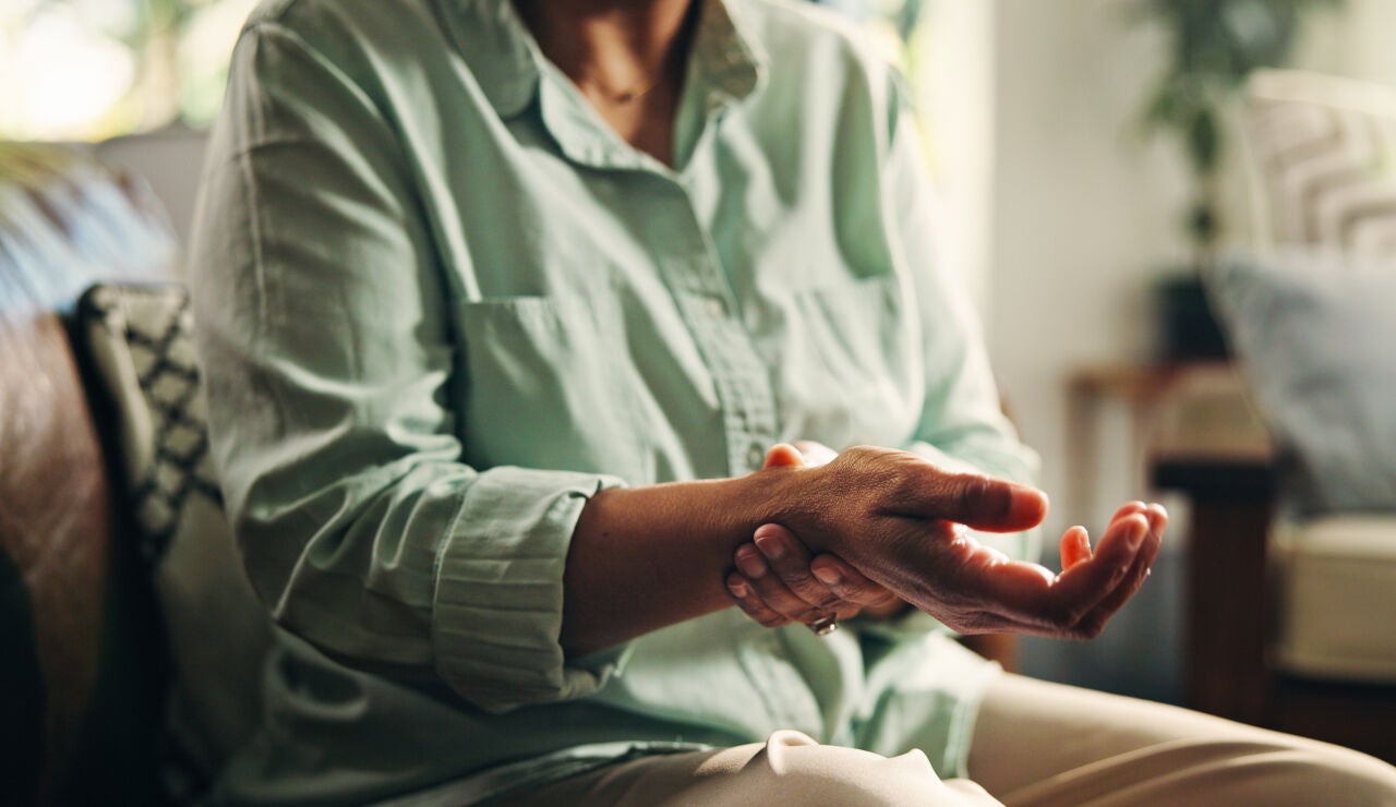 Mujer mayor con artrosis en la mu&ntilde;eca