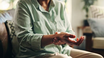 Mujer mayor con artrosis en la mu&ntilde;eca