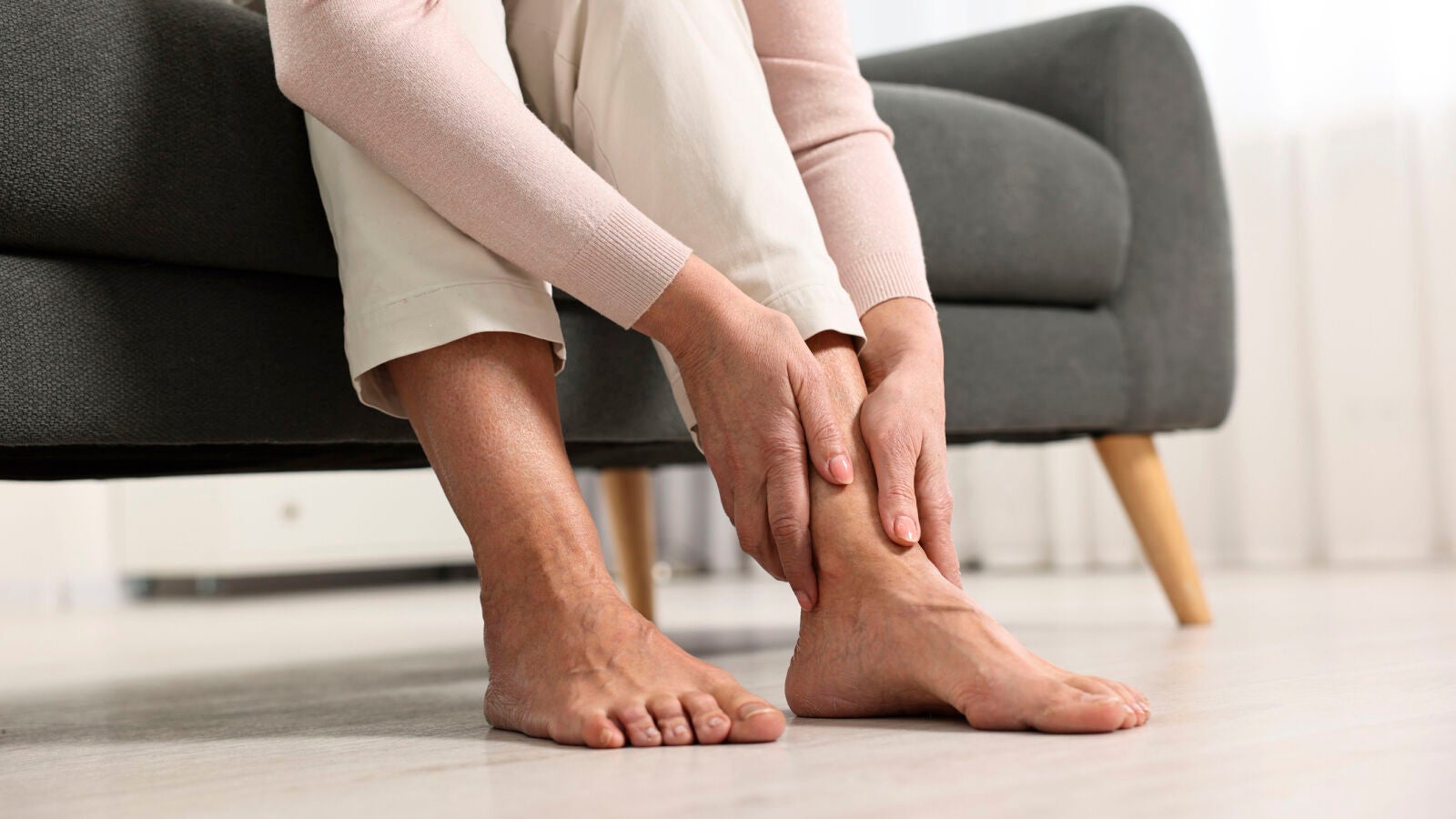 No estrenar zapatos o poner los pies en alto, consejos de los podólogos para evitar molestias esta Semana Santa