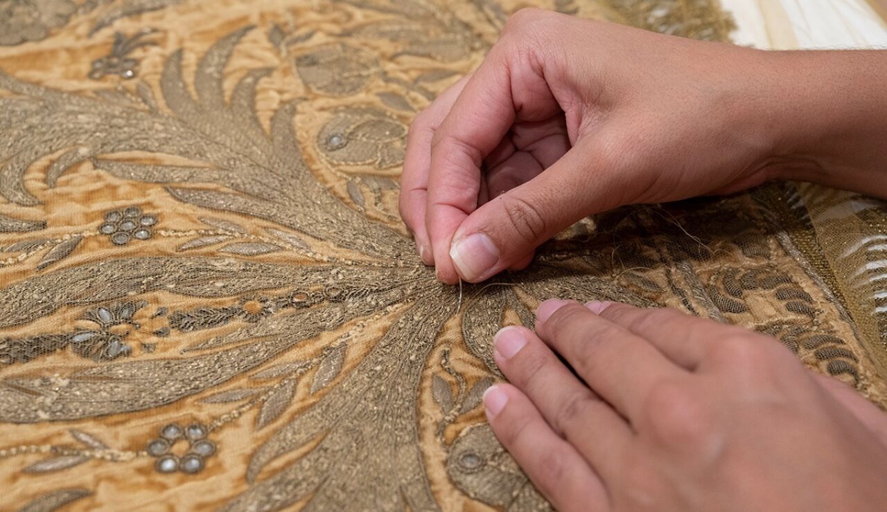 Detalle de una de las intervenciones en el proceso de restauraci&oacute;n de un manto de la Virgen del Pilar 