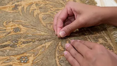 Dos meses de trabajo para restaurar el manto de la Virgen del Pilar en Zaragoza que custodió el general Palafox Dos meses de trabajo para restaurar el manto de la Virgen del Pilar en Zaragoza que custodió el general Palafox