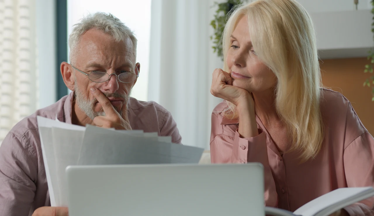 Adultos mayores haciendo papeleo