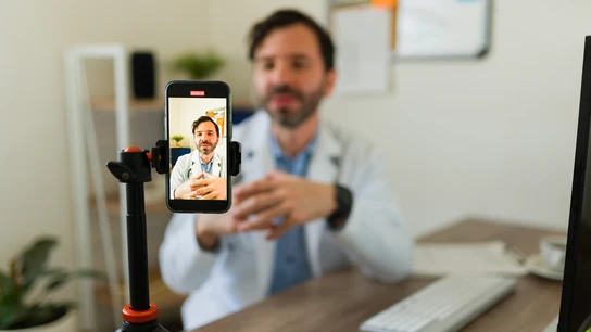 Médico grabándose a sí mismo para Internet Médico grabándose a sí mismo para Internet