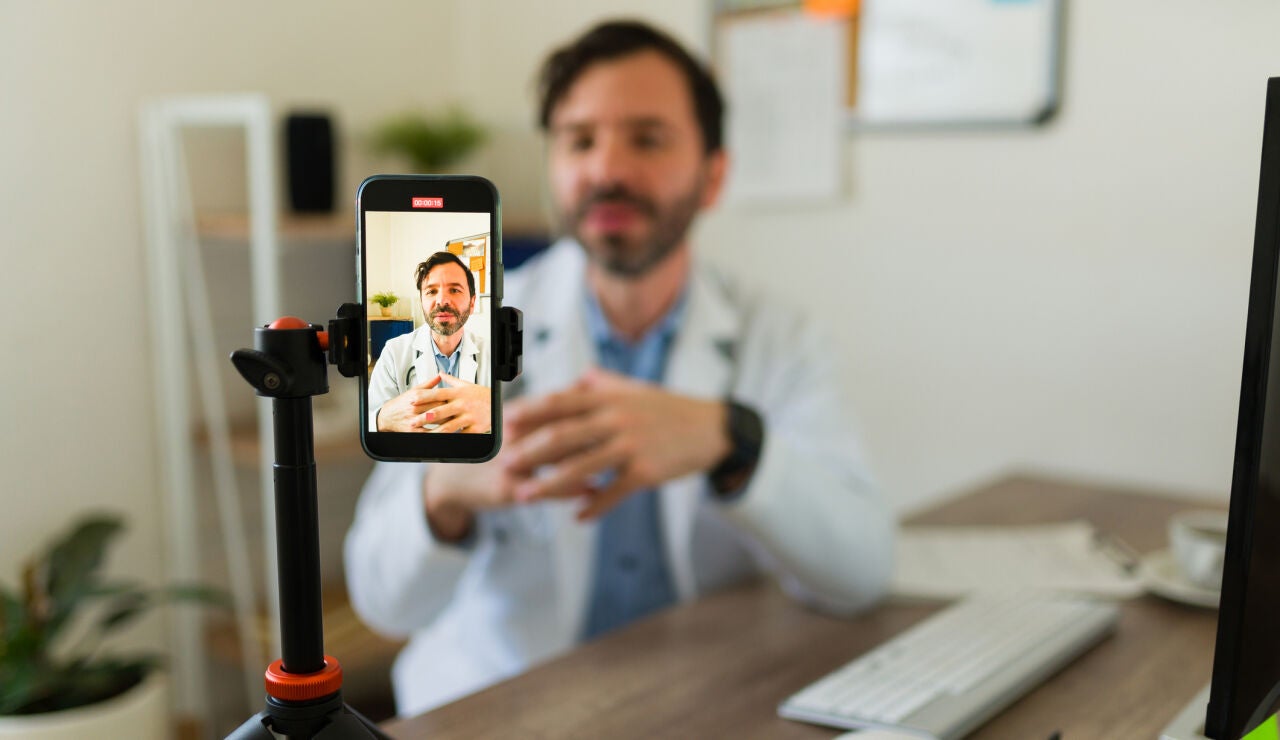 M&eacute;dico grab&aacute;ndose a s&iacute; mismo para Internet