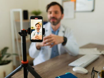 M&eacute;dico grab&aacute;ndose a s&iacute; mismo para Internet