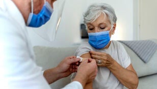 Persona mayor vacun&aacute;ndose