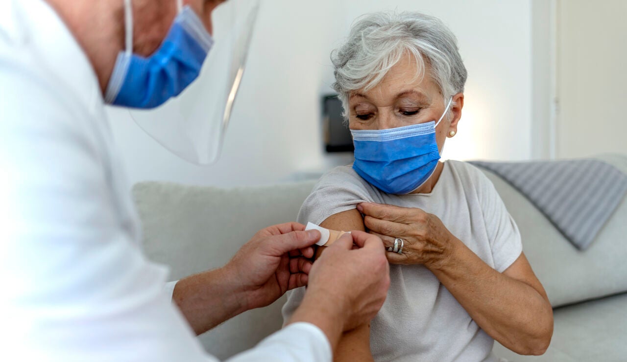 Persona mayor vacun&aacute;ndose