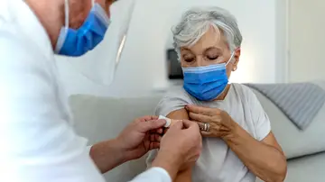 Persona mayor vacunándose Persona mayor vacunándose