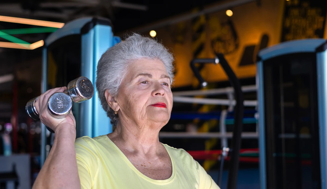 Mujer mayor haciendo entrenamiento de fuerza