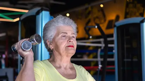 Mujer mayor haciendo entrenamiento de fuerza Mujer mayor haciendo entrenamiento de fuerza