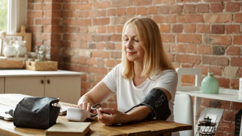 Mujer tomándose la tensión arterial