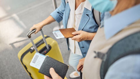 Personas mayores con pasajes de avión