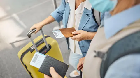 Personas mayores con pasajes de avión Personas mayores con pasajes de avión