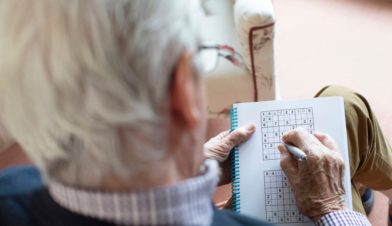 Hombre mayor haciendo un sudoku
