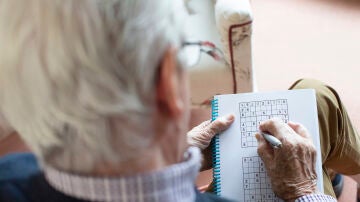 Hombre mayor haciendo un sudoku