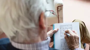Hombre mayor haciendo un sudoku Hombre mayor haciendo un sudoku