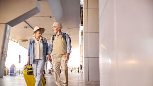 Pareja mayor de viaje