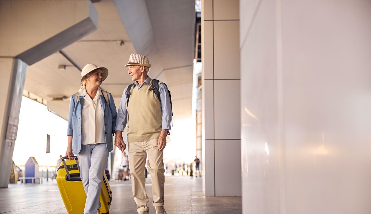 Pareja mayor de viaje