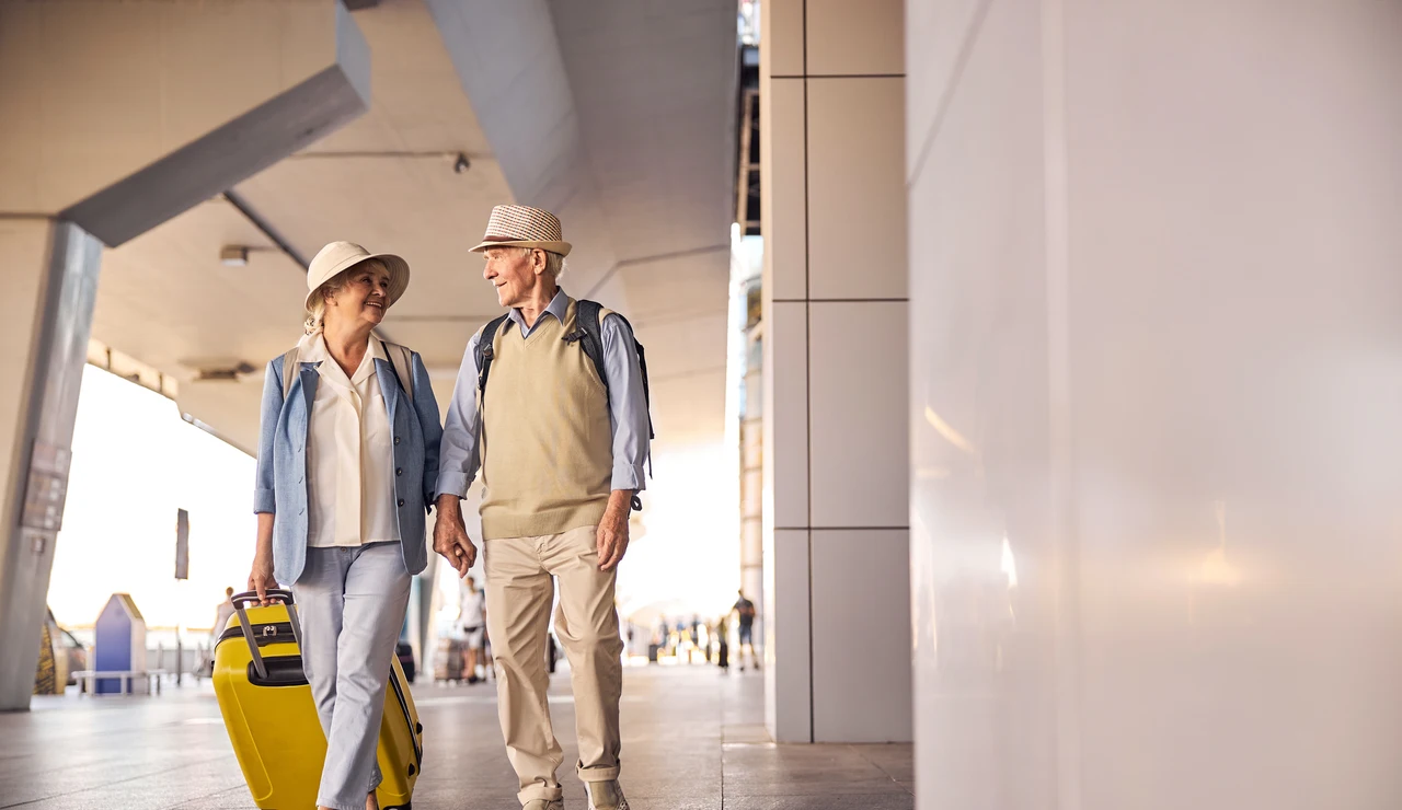 Pareja mayor de viaje