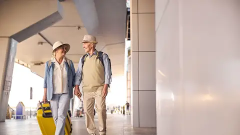 Pareja mayor de viaje Pareja mayor de viaje