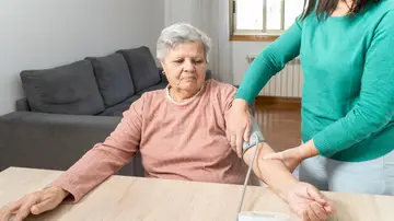 Mujer mayor tomándose la tensión Mujer mayor tomándose la tensión