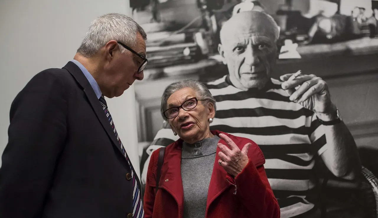 Christine Ruiz-Picasso, nuera del artista malagueño y el director artístico del Museo Picasso Málaga, José Lebrero